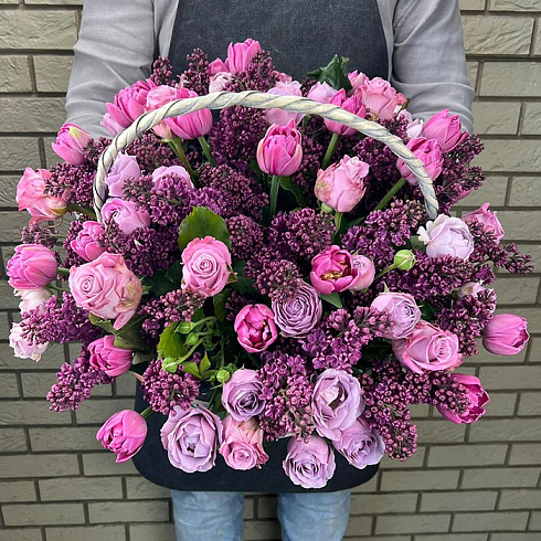 Корзина из сирени, тюльпанов и пионовидных роз