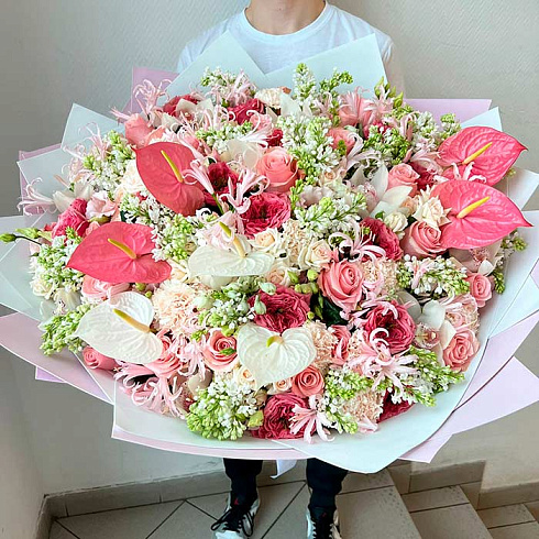 Нежный букет из пионовидных роз, антуриумов, сирени, экзотики