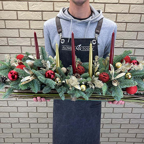 Красные и золотые игрушки