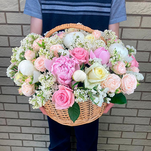 Нежная корзина из пионов, роз и сирени