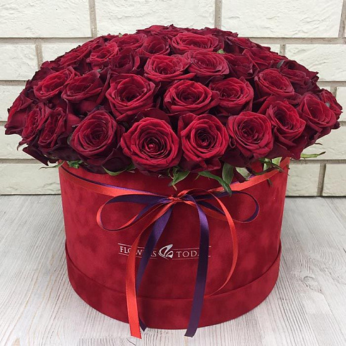 81 роза в бархатной коробке
