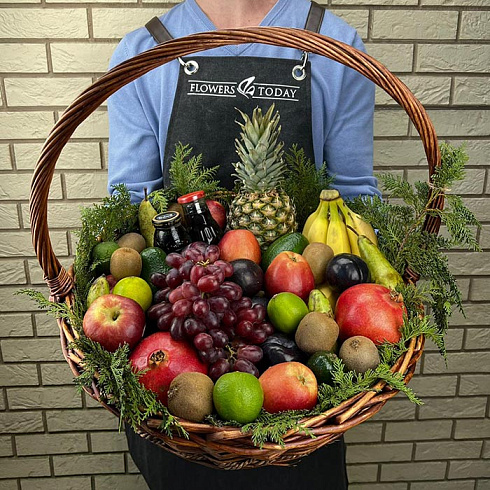 Большая корзина фруктов
