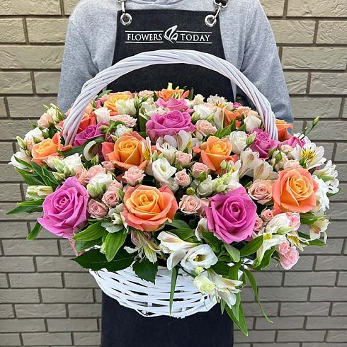 Нежная корзина роз, альстромерий и эустом
