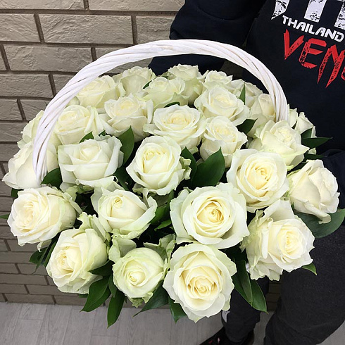 Корзинка белых роз