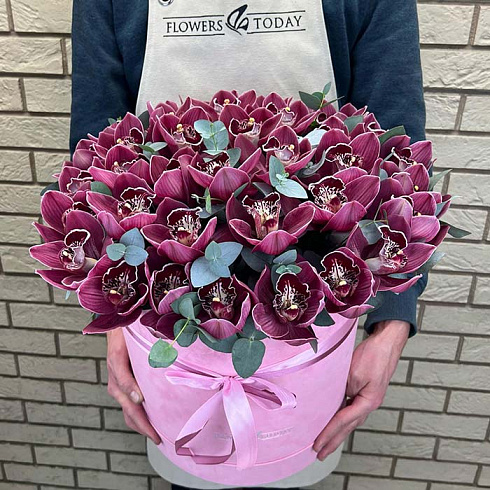 Орхидеи с эвкалиптом в коробке