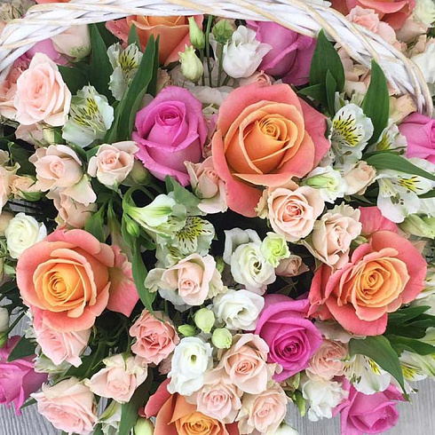 Нежная корзина роз, альстромерий и эустом