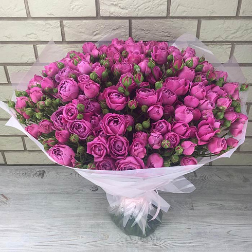 Пионовидные розы в дизайнерской упаковке