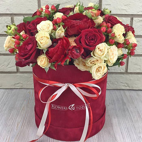 Ранункулюсы с розами