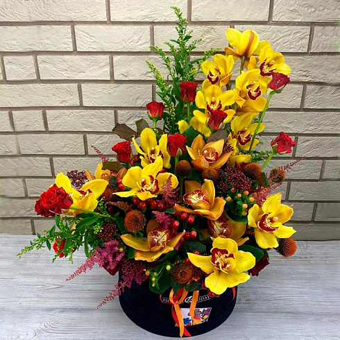 Коробка из орхидей, роз и зелени