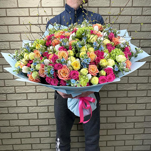 Яркий букет из пионовидных роз, пионов и тюльпанов