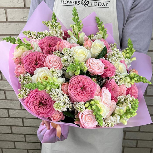 Сирень и пионовидные розы микс