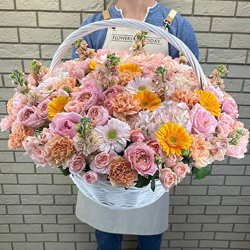 Пионовидные розы, герберы, маттиолы