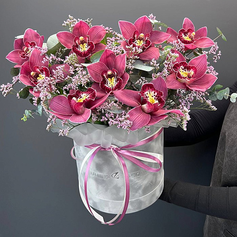 Орхидеи, лимониум и эвкалипт в коробке