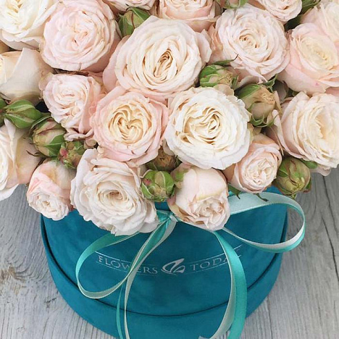 Кустовые пионовидные розы в бархатной коробке