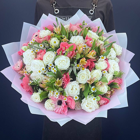 Анемоны, кустовые розы, альстромерии и ромашки