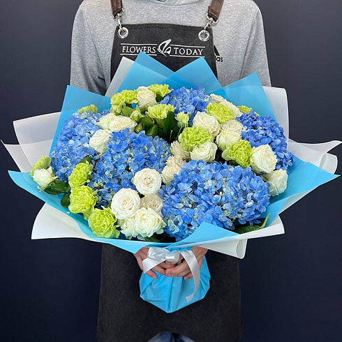 Гортензии, гвоздки и кустовые розы