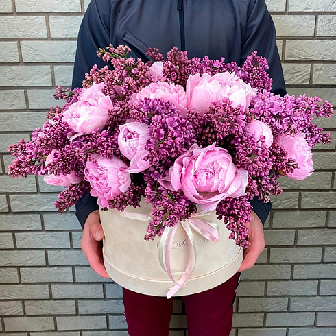 Пионы и сирень в коробке