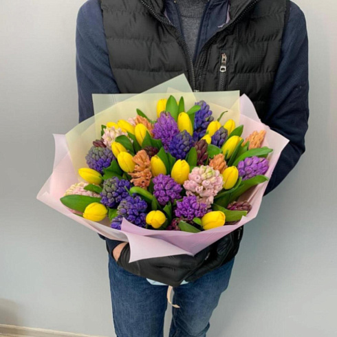 Яркий букет из гиацинтов и тюльпанов