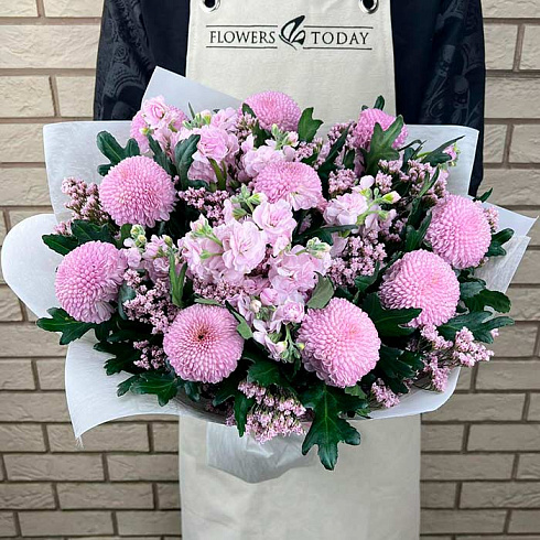 Нежный букет из маттиол, хризантем и лимониумов