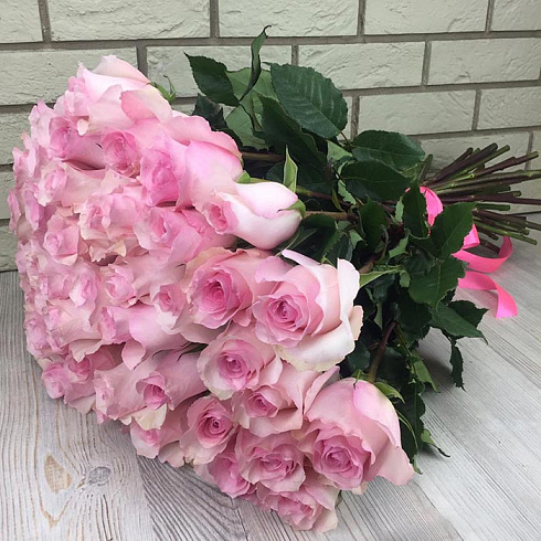 Розовые розы с атласной лентой