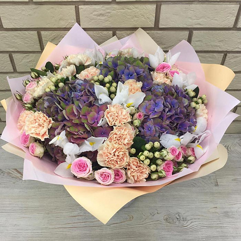 Нежный букет с гортензией