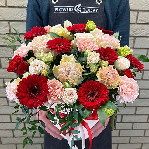 Герберы, эустомы, гвоздики, розы