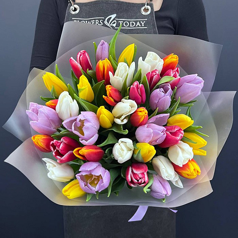 Яркий букет из тюльпанов