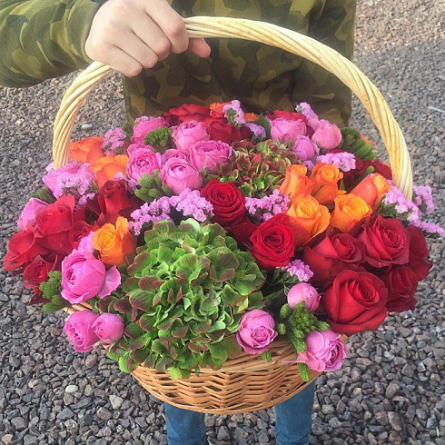Корзина роз с гортензией