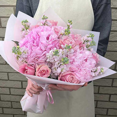 Гортензии, розы и маттиола