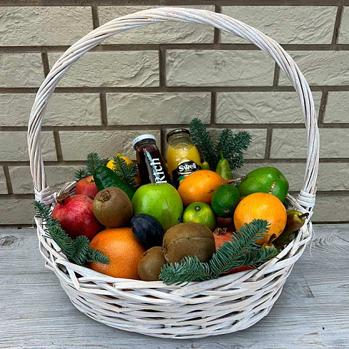 Корзина с киви, апельсинами, гранатом, соками