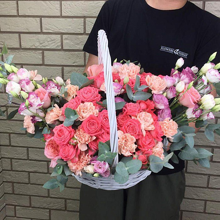 Яркая корзина цветов