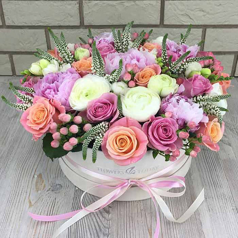 Ранункулюсы, пионы и розы в бархатной коробке