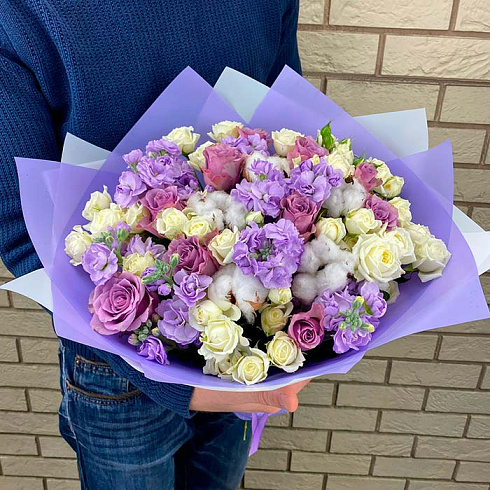 Букет роз, хлопка и экзотики