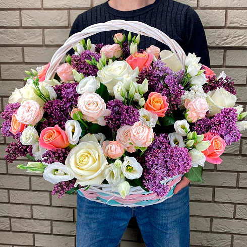 Корзинка из сирени, эустомы и роз