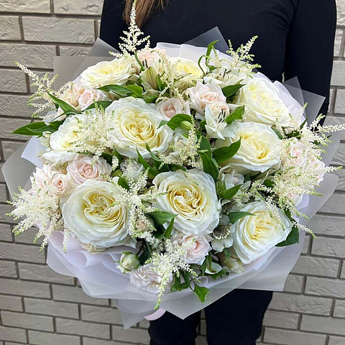 Пионовидные и кустовые розы с альстромериями