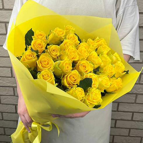 Желтые розы в дизайнерской упаковке