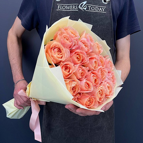 Пионовидные розы в дизайнерской упаковке