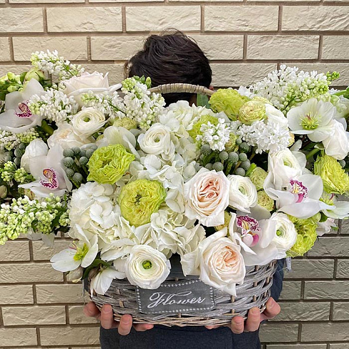 Корзинка из пионовидных роз, ранункулюсов, орхидей и сирени