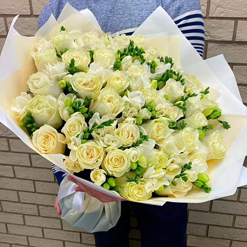 Букет из фрезий и роз