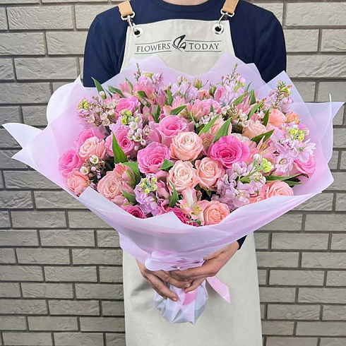 Розы микс, маттиолы и альстромерии