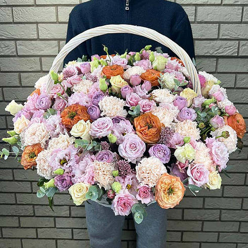 Корзина эустом, пионовидных роз, гвоздик