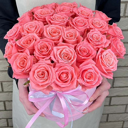 Розовые розы в бархатной коробке