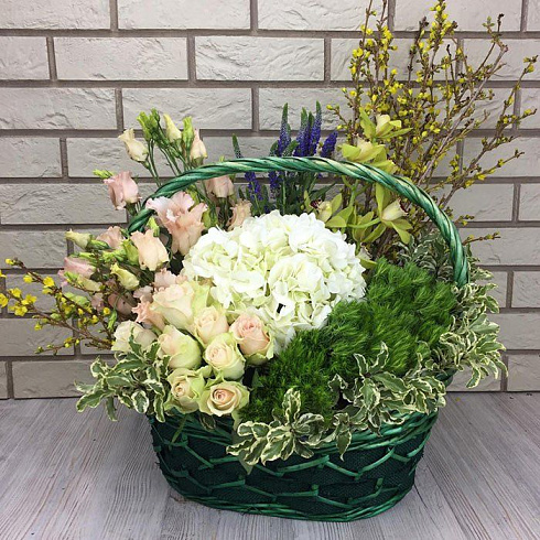 Гортензии, розы, эустомы и экзотика в корзине