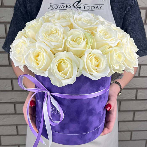 Белые розы в шляпной коробке