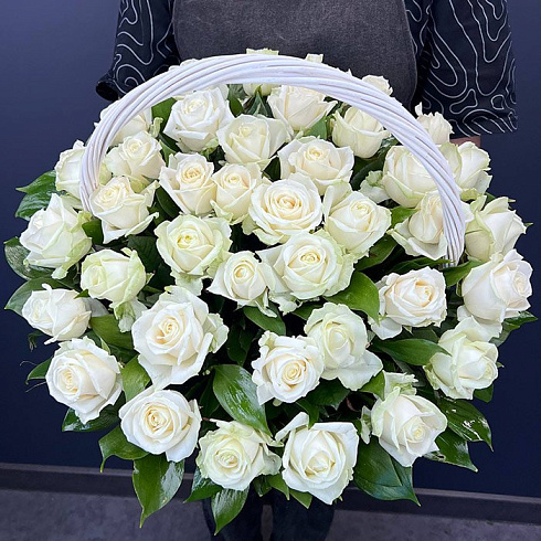 Корзинка белых роз