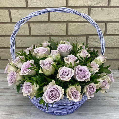 Фиолетовые розы в корзинке