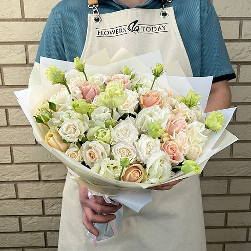 Нежный букет из эустом и роз постельного цвета