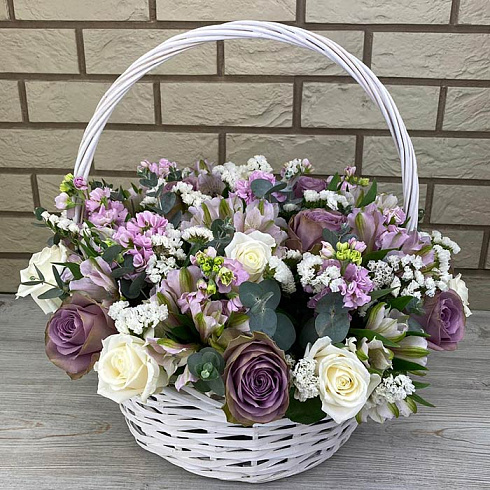 Корзинка роз, альстромерий, статицы