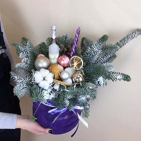 Новогодняя композиция в фиолетовой коробке