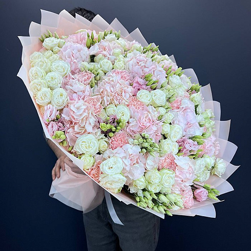 Большой букет гортензий, пионовидных роз, гвоздик и эустом